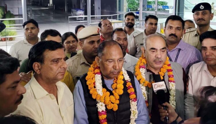 परिवहन मंत्री मूलचंद शर्मा व विधायक नरेंद्र गुप्ता का एयरपोर्ट पर जोरदार स्वागत