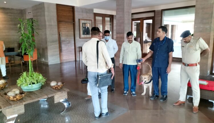 होटल ललित मांगर में थाना धौज प्रबंधक इंस्पेक्टर महेंद्र पाठक की टीम ने बम निरोधक दस्ता की टीम और डॉग स्क्वाड टीम के साथ किया सर्च अभियान
