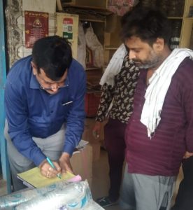 दुकानदारों के चालान काटते व चेकिंग करते हुए नगर परिषद की टीम