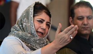 महबूबा का बड़ा आरोप- पाकिस्तानियों को नहीं, कश्मीरियों को घर में घुसकर मारा जा रहा है