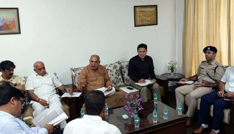 कैबिनेट मंत्री मूलचंद शर्मा ने बल्लभगढ़ विधानसभा क्षेत्र में चल रहे सभी विकास कार्यो की समीक्षा बैठक की