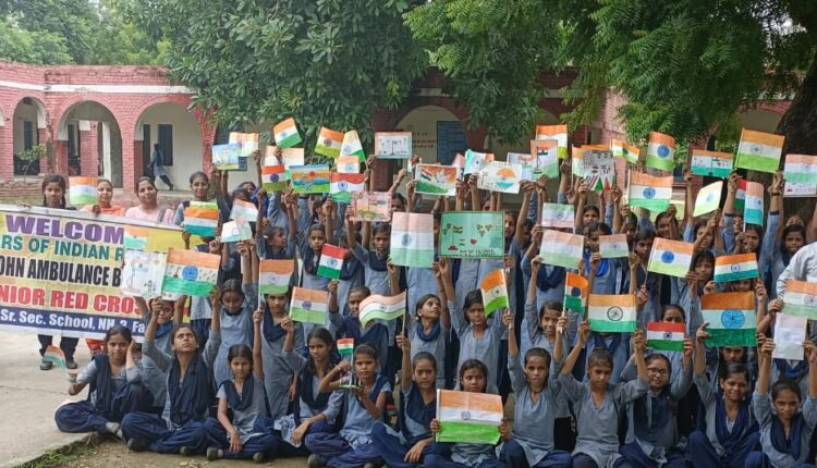 हर घर तिरंगा – घर घर तिरंगा, छात्राओं ने स्वयं बनाए ध्वज