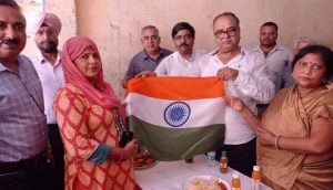 जजपा जिलाध्यक्ष फरीदाबाद राजेश भाटिया ने अपने आवास पर तिरंगा फहराकर व झंडा वितरण कर, हर घर तिरंगा अभियान की शुरूआत