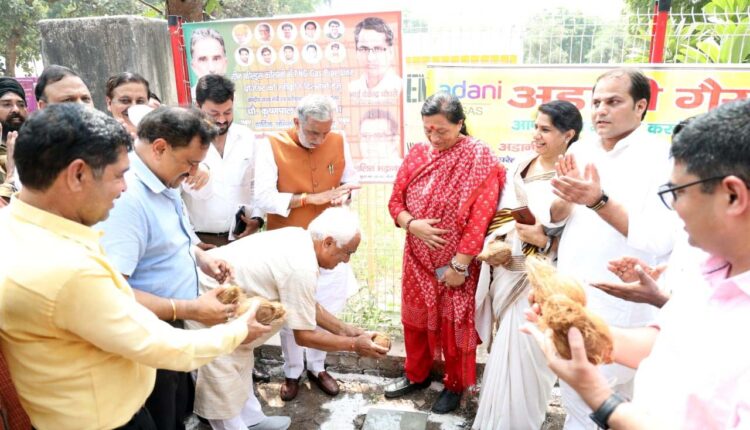 Union Minister of State Krishan Pal Gurjar started the work of laying PNG gas pipe in Green Field Colony by duly plucking coconut.