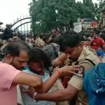 दराबाद में भारत-ऑस्ट्रेलिया मैच की टिकट बिक्री के दौरान भगदड़:भीड़ को काबू करने पुलिस ने किया लाठीचार्ज