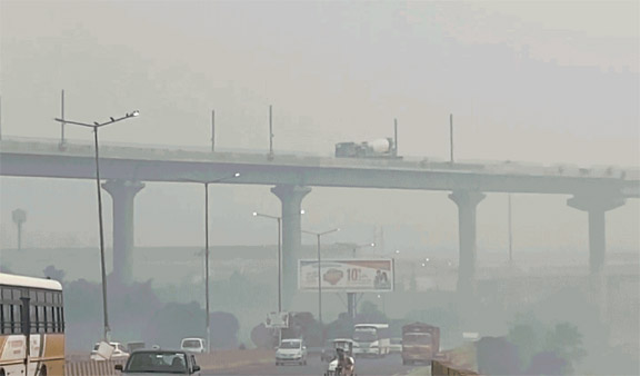 दिल्ली में हवा दमघोंटू: 5वीं तक स्कूल बंद, ट्रकों की एंट्री बैन; SC में होगी सुनवाई