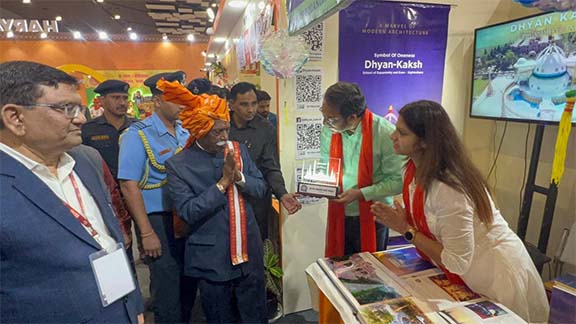भारतीय अंतरराष्ट्रीय व्यापार मेले में माननीय राज्यपाल बंडारू दत्तात्रेय ने हरियाणा पैविलियन के स्टॉलों का किया दौरा
